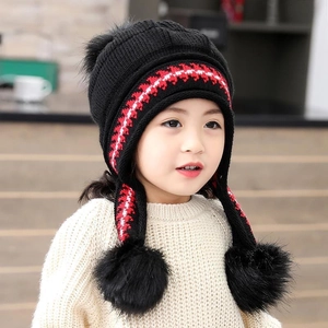 Cappello invernale in maglia per bambini con paraorecchie e pompon neri e rossi