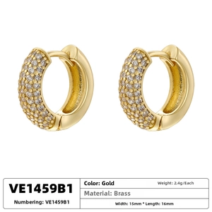 Dettaglio di orecchini a cerchio placcati oro con pavé di zirconi, misura 15 mm per 16 mm