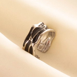 Macro di anello largo argento con motivo irregolare in smalto nero e regolabile