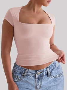 Gros plan d'un t-shirt de sport rose moulant à col carré sur un mannequin de profil