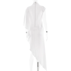 Vue détaillée d'une robe blanche sans manches avec col montant et fermeture éclair invisible