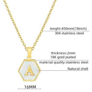 Detalle de collar de acero inoxidable chapado en oro 18K con colgante de nácar y letra A