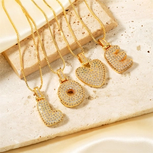 Collana dorata con lettere LOVE e pendente a cuore con incastonati cristalli di zircone