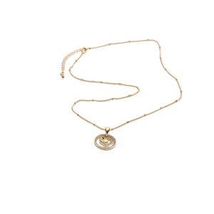 Gros plan du collier doré avec pendentif cœur ajouré en zircon et fermoir mousqueton