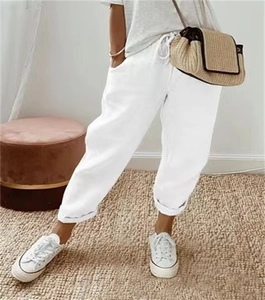 Detail der weißen Baumwoll-Leinen-Freizeithose mit Taschen und elastischen Bündchen
