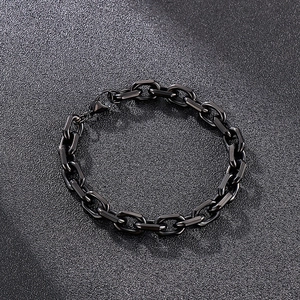 Détail d'un bracelet à maillons plats en acier inoxydable noir mat avec fermoir mousqueton