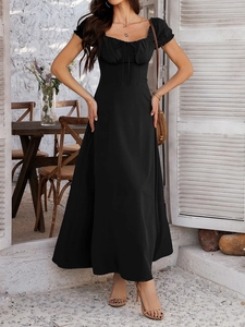 Nahaufnahme des eckigen Ausschnitts und Schnürdetails am schwarzen Puffärmelkleid
