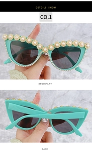 Dettaglio occhiali da sole cat-eye verde menta con decorazioni floreali di perle e strass