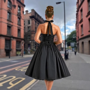 Sexy schwarzes Neckholder-Midikleid mit rückenfreiem Schnürdetail und Faltenrock Damen