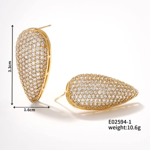 Vue détaillée des boucles d'oreilles goutte avec zircons blancs et dimensions 3,3 x 1,6 cm