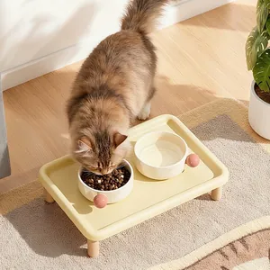 Erhöhte Keramik-Katzennäpfe mit Holzbeinen und Tablett für den Nackenschutz