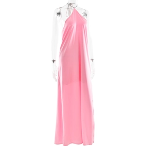 Détail de la robe licou en satin rose élégante avec dos nu et fente haute sur le côté