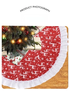 Gros plan du tapis de sapin de Noël rouge avec motifs blancs de rennes et flocons