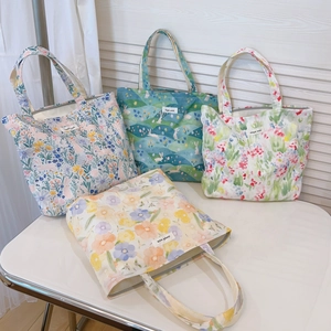 Collection de sacs fourre-tout en toile florale avec divers motifs et étiquettes tissées