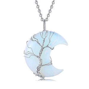 Détail du pendentif lune arbre de vie avec résine blanche et fil d'argent artisanal