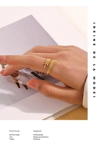 Détail de bague feuille ajustable en acier inoxydable doré sur main avec magazine