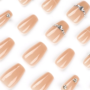 Faux ongles rose nude avec lignes blanches et strass brillants sur fond blanc pur
