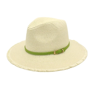 Détail du chapeau de paille crème avec ruban vert vif et bord à franges élégant