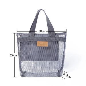 Borsa da spiaggia in rete grigia con dimensioni 30cm x 27cm x 8,5cm su sfondo bianco
