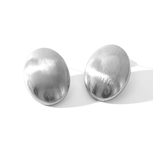 Vue détaillée de boucles d'oreilles ovales en acier inoxydable brossé argenté sur blanc