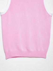 Détail du débardeur en maille rose montrant la texture du tissu et les bords blancs