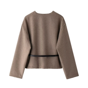 Vue à plat du manteau en laine camel avec ceinture noire en cuir et texture douce