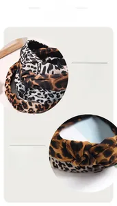 Gros plan sur la texture du tissu léopard et le détail du nœud élégant des bandeaux