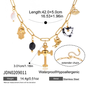 Dettaglio della collana in acciaio inossidabile placcato oro 18K con perle e croce