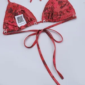 Vue détaillée du haut de bikini rouge à fleurs avec liens à nouer et bords plissés fins