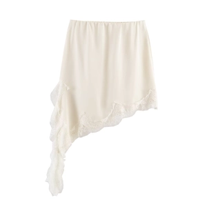 Détails de la jupe en satin ivoire avec ourlet asymétrique et bordure en dentelle blanche