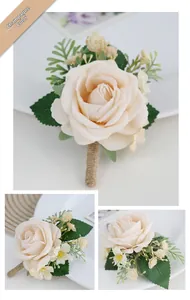 Détail d'une boutonnière de rose champagne avec tige enveloppée de toile de jute