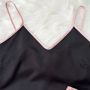 Ensemble pyjama caraco en soie glacée noire et rose avec bordure satinée élégante