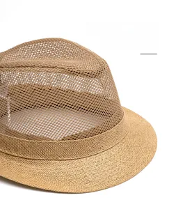 Détail d'un chapeau de paille kaki avec tissage respirant et large bord pare-soleil