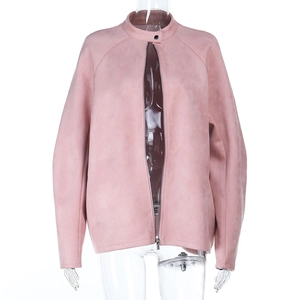 Detail der rosa Wildlederimitat-Jacke mit Stehkragen und einem robusten Reißverschluss