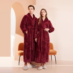 Accappatoio di lusso in peluche bordeaux con motivo a rombi a rilievo e cintura in vita