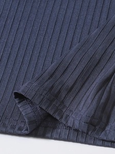 Gros plan sur la maille côtelée bleu marine montrant la texture et les coutures du débardeur