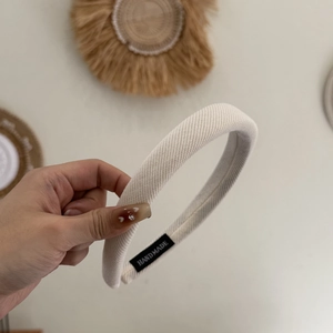 Serre-tête en éponge beige fait main avec design épais pour un effet de volume élégant