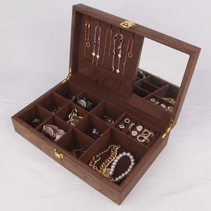 Détail du coffret à bijoux en bois de noyer avec aménagement intérieur et miroir intégré