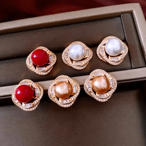 Detail view of pearl earrings in red, white and champagne gold with rose gold settings