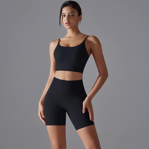 Dettaglio del set fitness nero a vita alta che mostra il tessuto elastico e il design slim