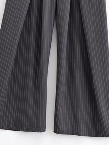 Détails de couture et ourlet large sur ce pantalon large à rayures gris foncé