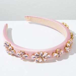 Détail du serre-tête en satin rose avec fleurs en cristal et doublure antidérapante