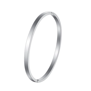 Vista lateral del brazalete de acero inoxidable plateado con superficie lisa pulida