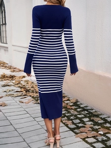 Vue arrière extérieure d'une robe en maille rayée à manches longues et coupe ajustée