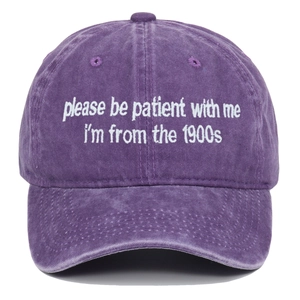 Détail de la broderie blanche sur une casquette en coton lavé violet au style rétro