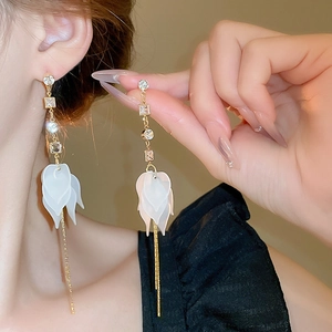 Boucles d'oreilles à fleurs avec pétales blancs mats et zircons brillants pour femmes