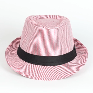 Vue détaillée du chapeau fedora à rayures rouges et blanches avec ruban noir décoratif