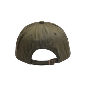 Détail de l'arrière de la casquette vert armée avec boucle métallique réglable