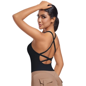 Détail du soutien-gorge de sport noir avec bretelles croisées au dos et tissu extensible
