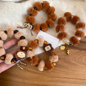Bracelet d'hiver à pompons avec perles en bois et breloque ours aux tons automne